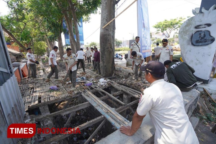 Pembongkaran Sisa Lapak Pasar Relokasi di Kota Batu, Pj. Wali Kota Terjun Langsung ke Lokasi