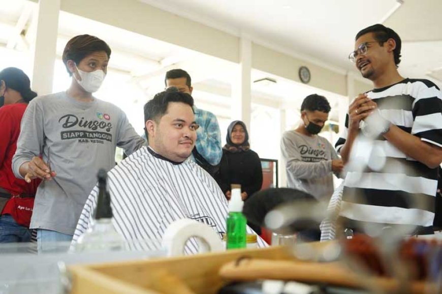 Monitoring dan Evaluasi Pelatihan Barbershop Bupati Kediri Menjajal Potong Rambut