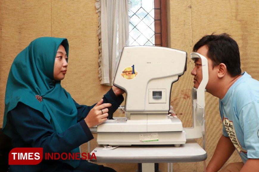 Eyelink Foundation Bagi Kaca Mata Gratis ke Pekerja Gresik