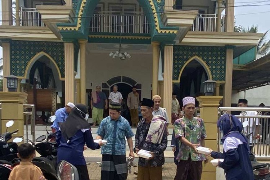 Masjid Tlogowaru Jadi Sarana Kebaikan Puguh Wiji Pamungkas Dalam Berbagi Nasi Kotak