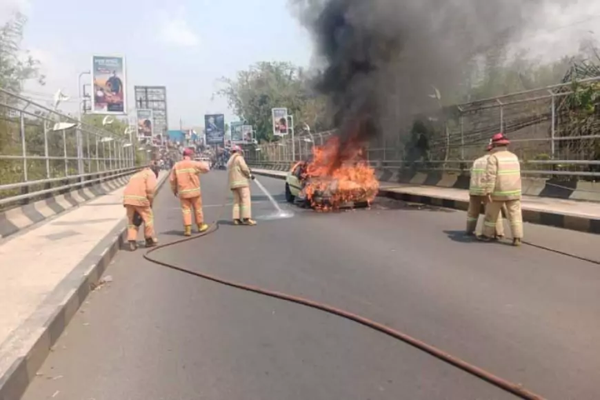 Mobil Terbakar di Jembatan Ranugrati Kota Malang