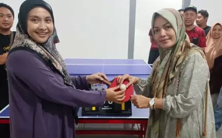 Bunda Iin Kurniawan Yuda Serahkan Alat Olahraga Kepada Warga Waru Sidoarjo