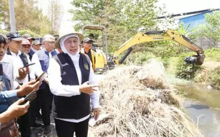 Jelang Musim Penghujan, Gubernur Khofifah Bersihkan Sungai Avour di Sidoarjo