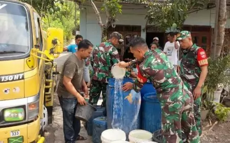 Babinsa Karangpucung Kawal Penyaluran Air Bersih ke Desa Terdampak Kemarau