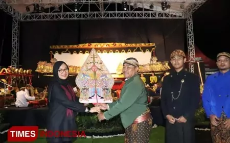 Parade Tiga Dalang Asal Banyuwangi Memukau Penonton di Festival Wayang Kulit 2023