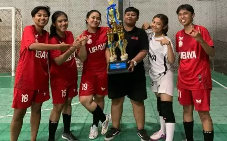Tim Futsal Putri Ubaya Juara 1 Turnamen Kota Surabaya