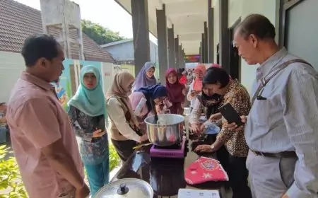 Tim Dosen UB Beri Pelatihan Ubah Sampah Jadi Barang Bernilai