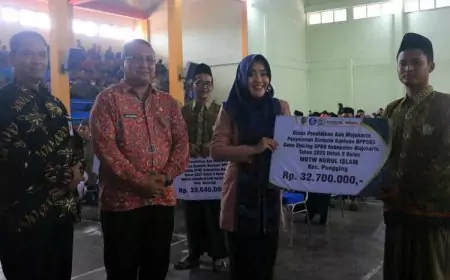 Bupati Mojokerto Salurkan Bantuan Rp 7,8 Miliar kepada Lembaga Diniyah dan Guru Swasta 