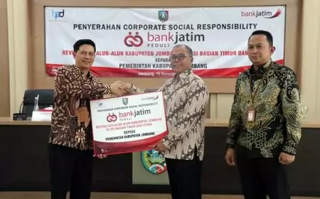 Bank Jatim Serahkan CSR Revitalisasi Alun-Alun Jombang