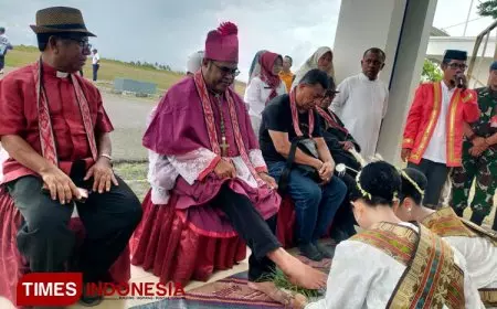 Tiba di Morotai, Uskup Amboina Disambut dengan Adat Cuci Kaki dan Injak Tanah