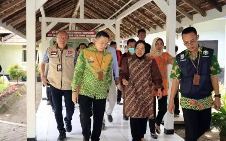 Kunjungi RSUD Kanjuruhan, Mensos Risma Pastikan Layanan Operasi Katarak Warga Miskin