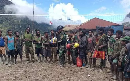 Warga Dal Papua Dibuatkan Lapangan Voli Oleh Satgas Yonif 433/JS