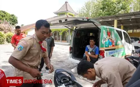 Siswa Teknik SMKN 1 Klabang Bondowoso Servis Gratis Motor Gurunya Sewaktu SD dan SMP