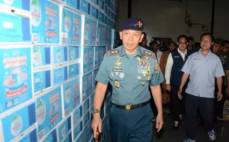 TNI AL Berangkatkan Bantuan Kemanusiaan Berupa Makanan dan Minuman untuk Palestina di Jalur Gaza