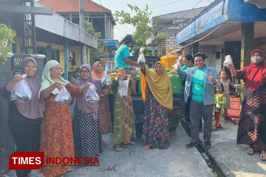 Upaya Tingkatkan Gizi Warga, Anggota DPRD Gresik Bagi Ikan Gratis