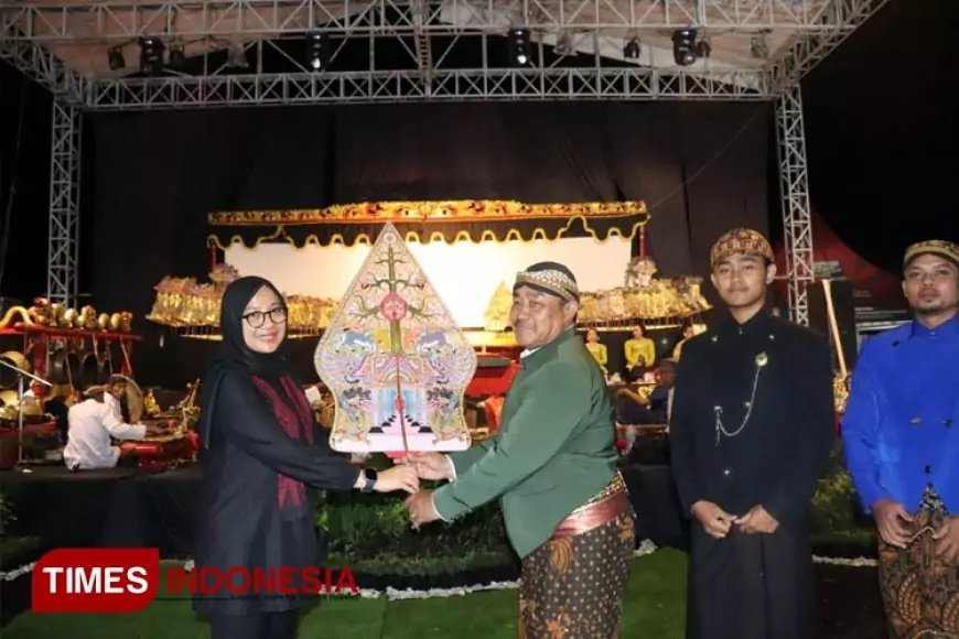 Parade Tiga Dalang Asal Banyuwangi Memukau Penonton di Festival Wayang Kulit 2023