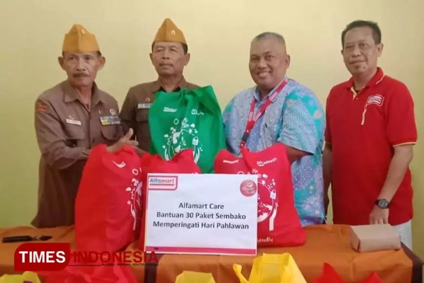 Puluhan LVRI Kota Malang Terima Paket Sembako Alfamart