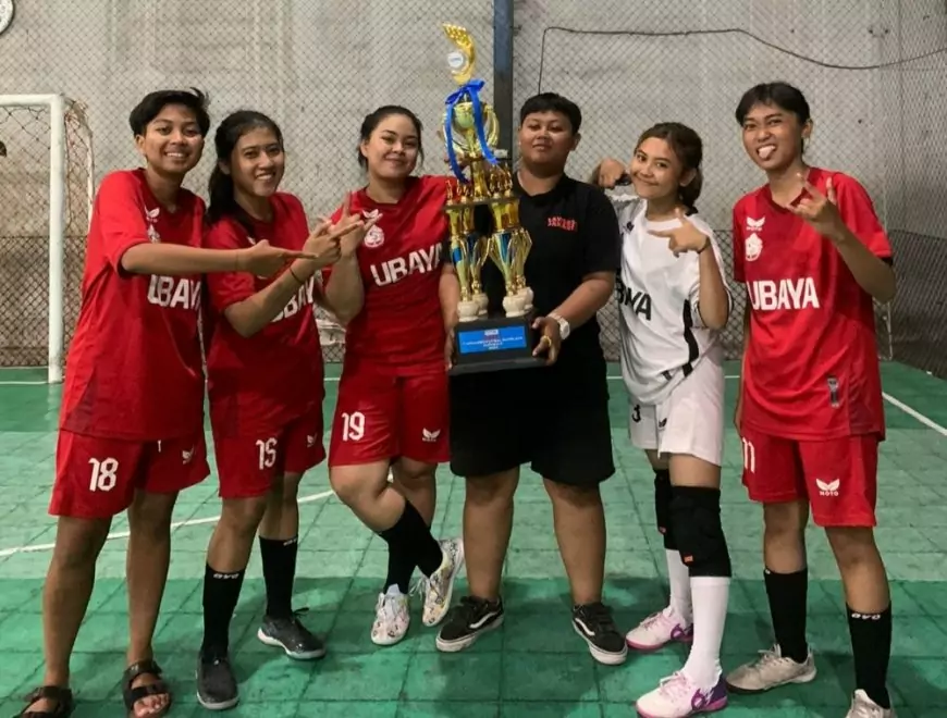Tim Futsal Putri Ubaya Juara 1 Turnamen Kota Surabaya