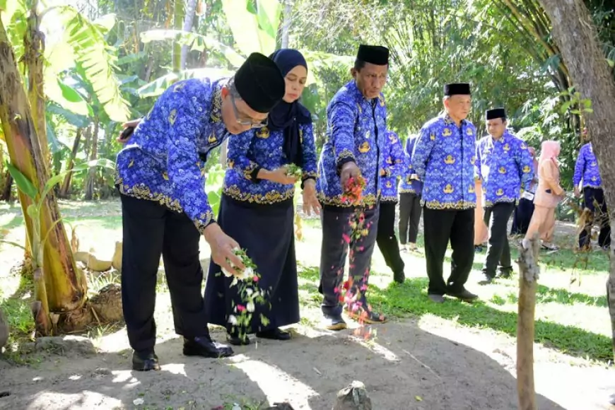 Sekda Kota Gorontalo Bersama OPD Ziarah Makam Mantan Pejabat