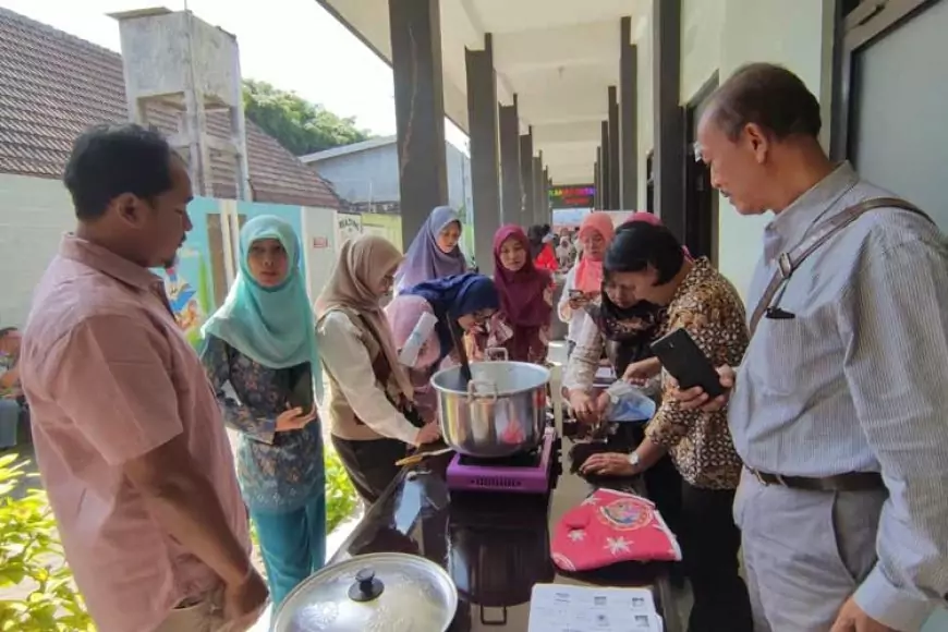 Tim Dosen UB Beri Pelatihan Ubah Sampah Jadi Barang Bernilai