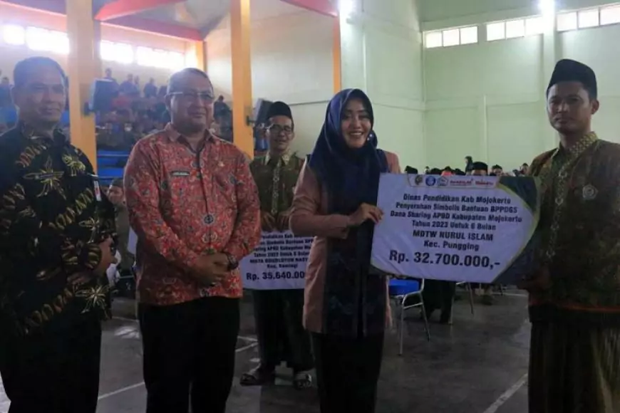 Bupati Mojokerto Salurkan Bantuan Rp 7,8 Miliar kepada Lembaga Diniyah dan Guru Swasta 