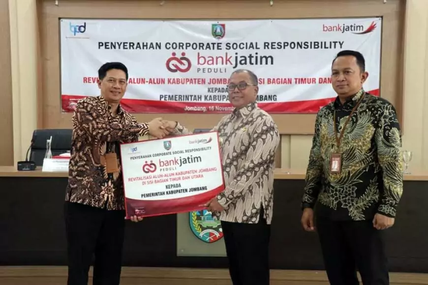 Bank Jatim Serahkan CSR Revitalisasi Alun&#45;Alun Jombang