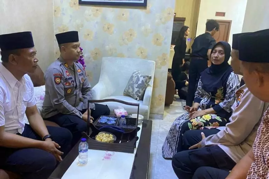 Ucapkan Belasungkawa, Polres Malang Berkunjung ke Rumah Duka Pilot Pesawat Super Tucano