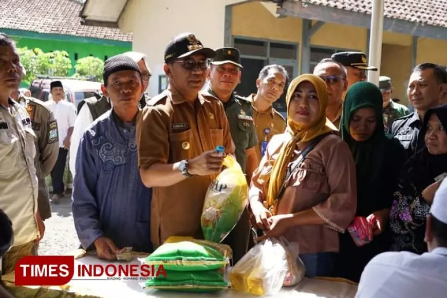 Warga Antusias Belanja di Pasar Murah Tamanan Bondowoso, Begini Kata Pj Bupati