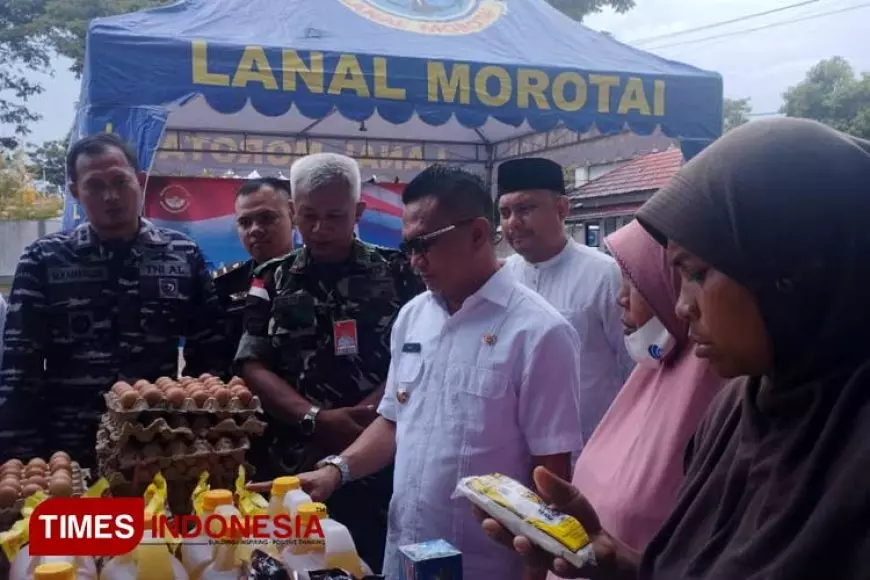 Kendalikan Inflasi, Pemkab Morotai Bersama Lanal Morotai Gelar Operasi Pasar