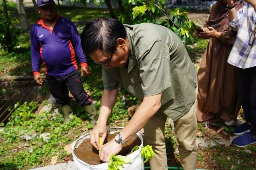 Perkuat Ketahanan Pangan, UM Lakukan Gerakan Tanam Ubi Jalar Ungu Massal