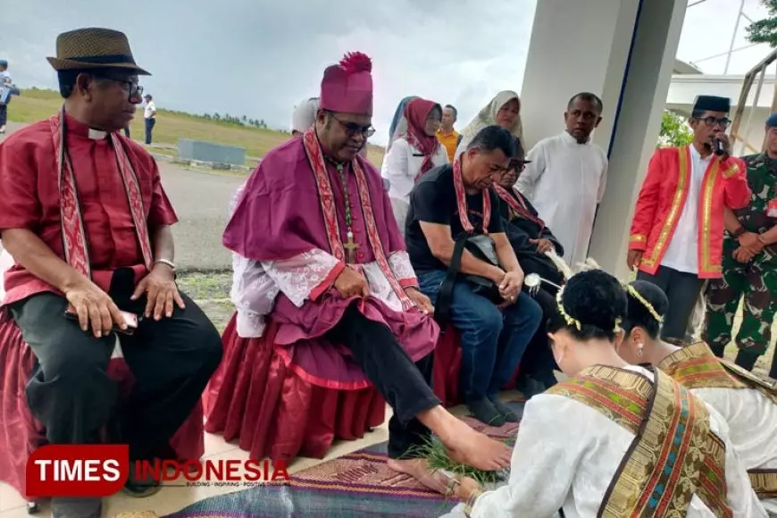 Tiba di Morotai, Uskup Amboina Disambut dengan Adat Cuci Kaki dan Injak Tanah