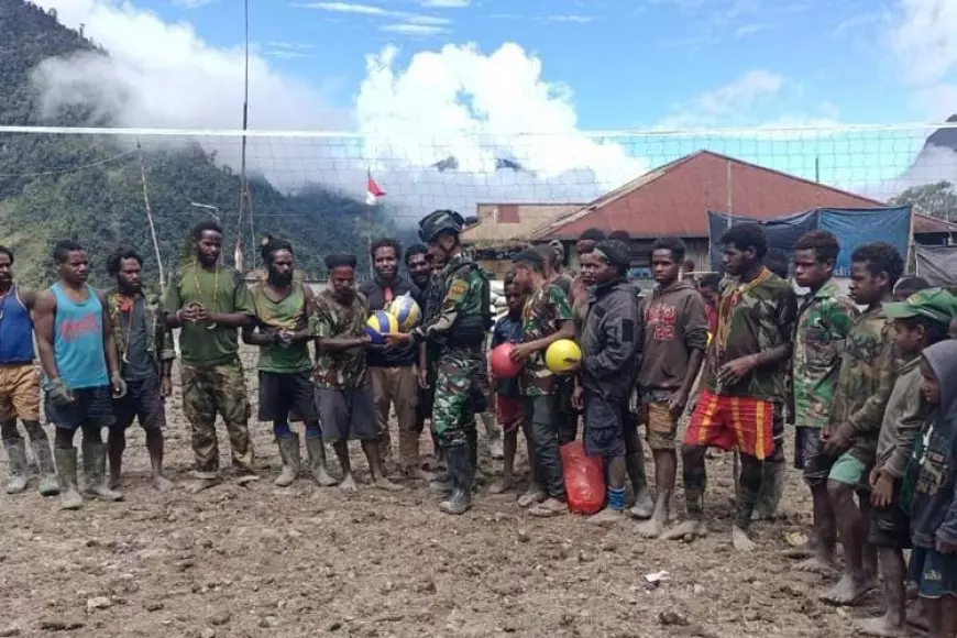 Warga Dal Papua Dibuatkan Lapangan Voli Oleh Satgas Yonif 433/JS