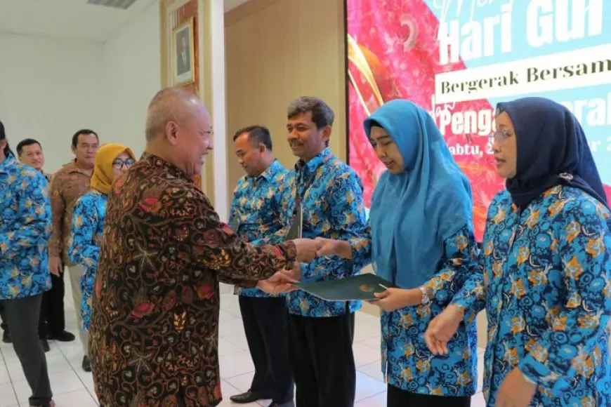 Peringati Hari Guru, Rektor UNJ Beri  Penghargaan Lencana Kesetiaan Pada Guru Berdedikasi di Lingkungan Labschool UNJ