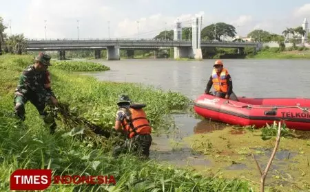Kodim 0809 Kediri Bersama Personel Gabungan Bersih-bersih Sungai Brantas, Ini Tujuannya 