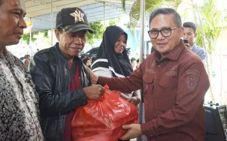 Pemkot Gorontalo Serahkan Bantuan Bahan Pangan Pokok kepada Masyarakat