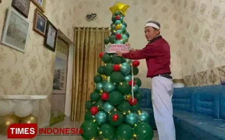 Pohon Natal Berbahan Balon Kreasi Warga Kudus Lengkapi Momen Kebahagiaan Umat Nasrani