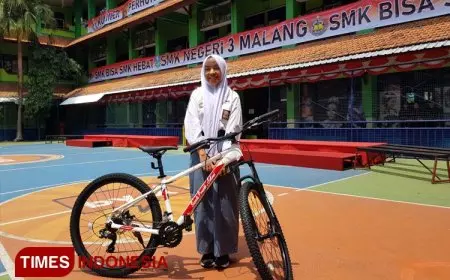 Dua Siswi SMKN 3 Malang Senang Dapat Sepeda dari Presiden RI Jokowi