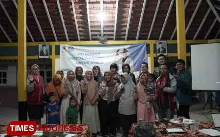 Dongkrak Penjualan, Ubaya Beri Pelatihan Digital Marketing bagi UMKM Bawang Goreng