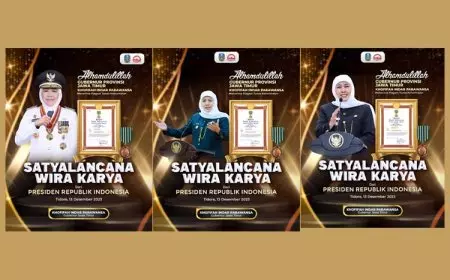 Gubernur Khofifah Terima Satyalancana Wira Karya Pembangunan Kelautan