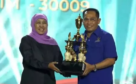 Gubernur Khofifah Serahkan Trophy Juara Gerak Jalan ke KORMI Jatim 