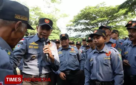 Linmas Kota Malang Resmi Punya Seragam Baru Untuk Amankan Pemilu 2024