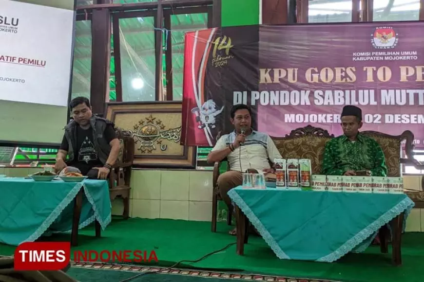 Edukasi Kesadaran Pemilih, KPU&#45;Bawaslu Mojokerto Goes To Pesantren