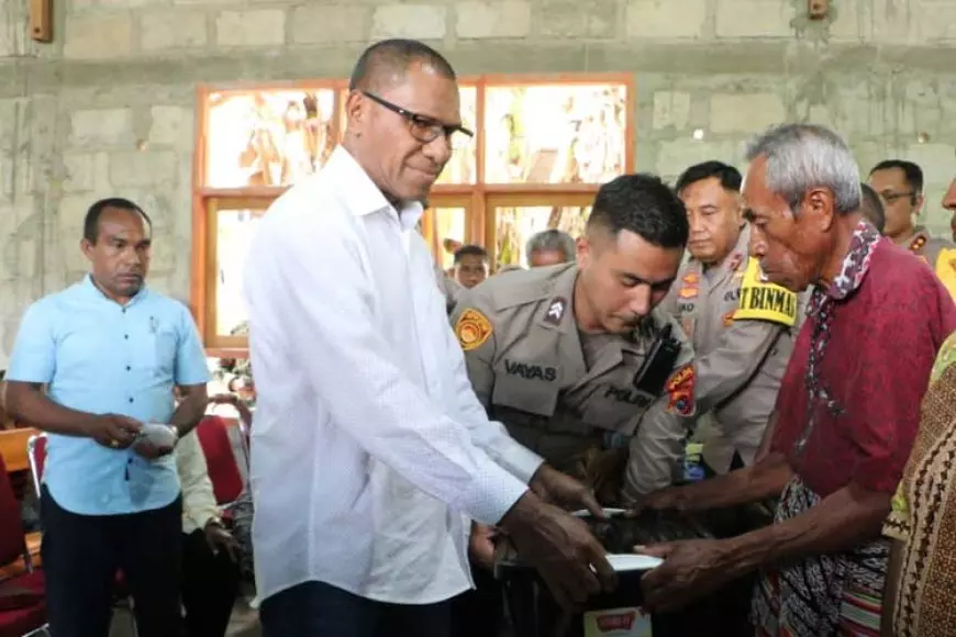 GMIT Imanuael Noetoko TTS Dapat Bantuan Paket Sembako dari Kapolda NTT