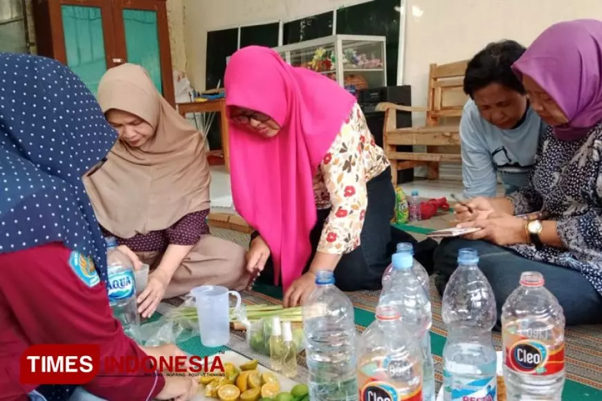 Dosen Teknik Kimia UNIPMA Latih Warga Desa Kenongorejo, Madiun Membuat Ecoenzym