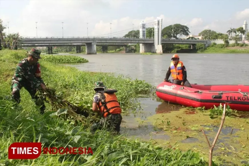 Kodim 0809 Kediri Bersama Personel Gabungan Bersih&#45;bersih Sungai Brantas, Ini Tujuannya 