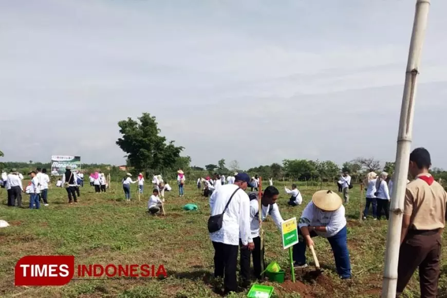 Embrio Tahura Lereng Lawu, Alumni UNS Aksi Tanam Pohon di Magetan 