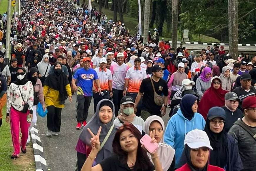 Meriah, Enam Ribuan Warga Bontang Ikuti Fun Walk Dalam Rangka HUT Pupuk Kaltim. 