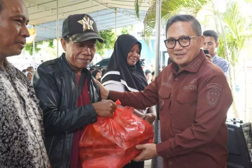 Pemkot Gorontalo Serahkan Bantuan Bahan Pangan Pokok kepada Masyarakat