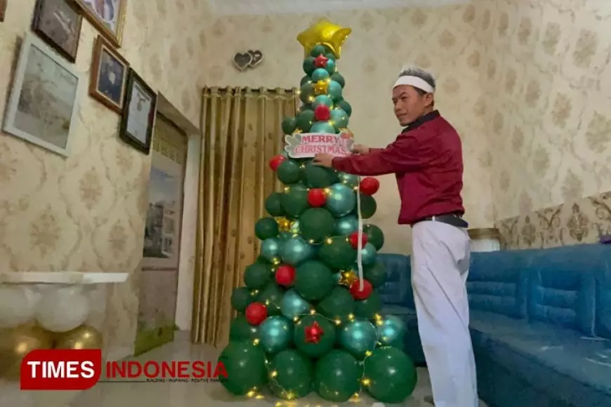 Pohon Natal Berbahan Balon Kreasi Warga Kudus Lengkapi Momen Kebahagiaan Umat Nasrani