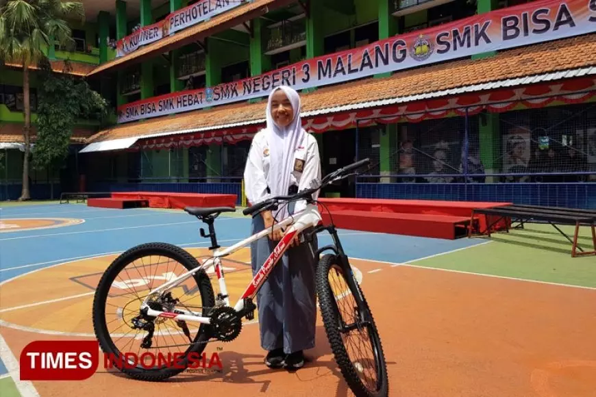 Dua Siswi SMKN 3 Malang Senang Dapat Sepeda dari Presiden RI Jokowi